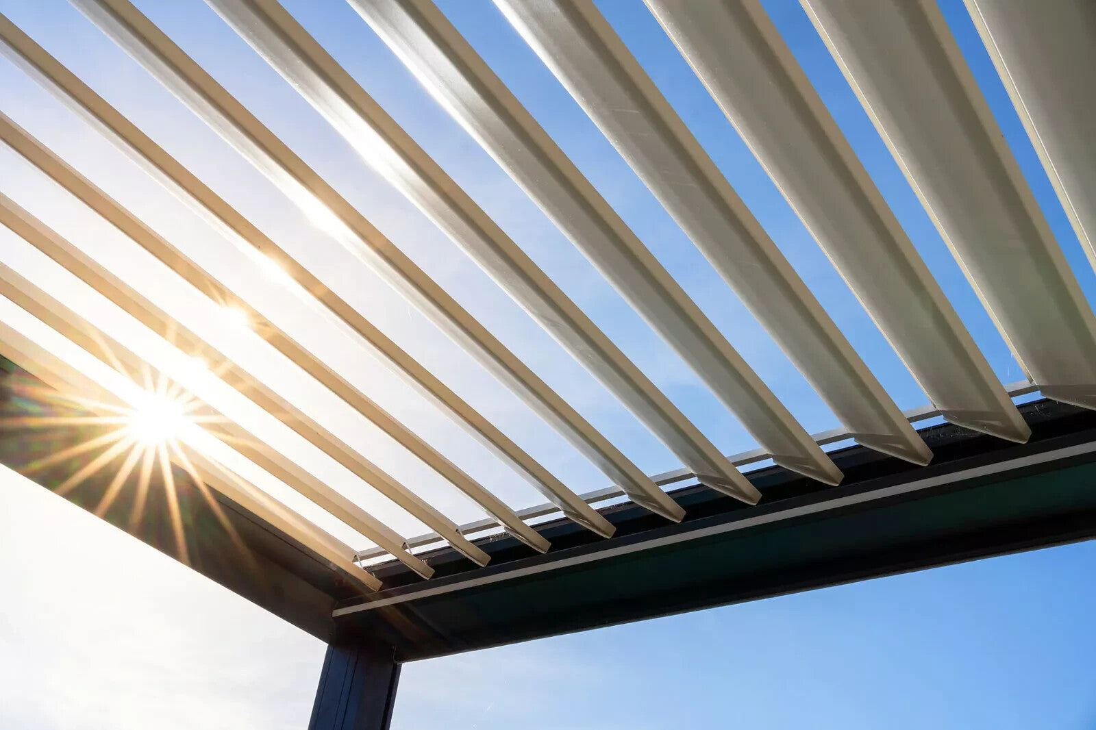 Lamellendach VITRO PERGOLA, 3×3 m, elektrisch, Funk, Aluminium – Bild 2